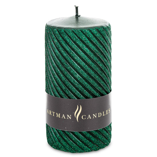 Lumânare decorativă verde cu sclipici, perfectă pentru decor festiv, elegant și proaspăt. Creează o atmosferă relaxantă și luminoasă, ideală pentru sărbători, cine speciale sau decor modern de casă. Este potrivită ca dar de casă nouă, aniversări sau cadouri festive.