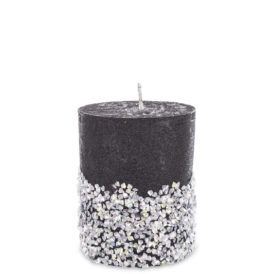 Lumânare decorativă neagră cu pietre argintii, creată pentru un decor modern, sofisticat și elegant. Este ideală pentru seri speciale, decor premium sau spații minimaliste cu accent luxos. Creează o atmosferă intensă și rafinată.