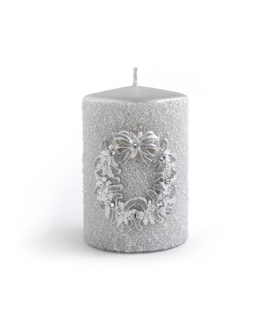 Adaugă un strop de eleganță rafinată în decorul tău de Crăciun cu această lumânare argintie, înconjurată de o cunună decorativă în aceeași nuanță metalică. Combinația de texturi și lucii creează o atmosferă caldă și sofisticată, perfectă pentru masa de sărbători, un șemineu sau ca element central într-un aranjament festiv. Detaliile fine ale cununii argintii reflectă lumina lumânării, oferind un joc vizual discret și șic.