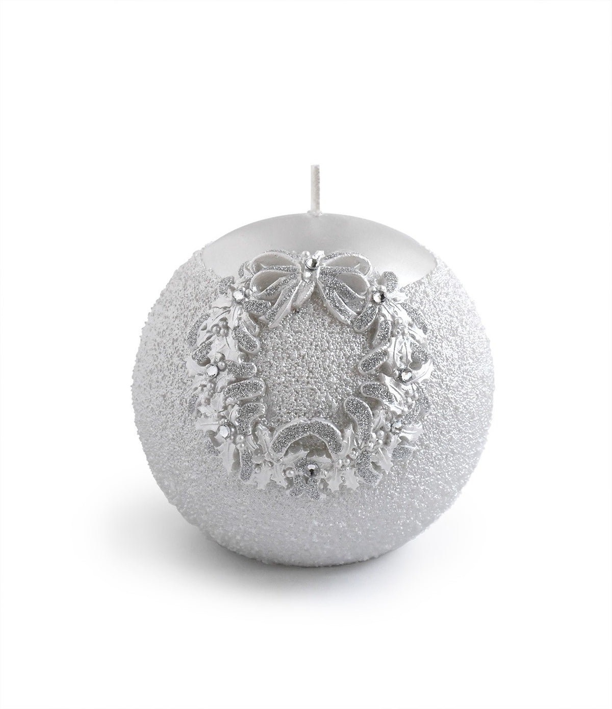 Lumânarea argintie rotundă de Crăciun cu cunună argintie este un element decorativ potrivit pentru mesele festive și pentru amenajările de iarnă. Forma rotundă și accentele argintii pot completa armonios un aranjament de Crăciun alături de crenguțe decorative, figurine, globuri sau alte lumânări. Poate fi așezată pe masa de sărbători, pe o consolă, comodă sau măsuță și poate aduce o atmosferă festivă în living. Este potrivită și ca dar pentru familie, prieteni, colegi sau gazde.