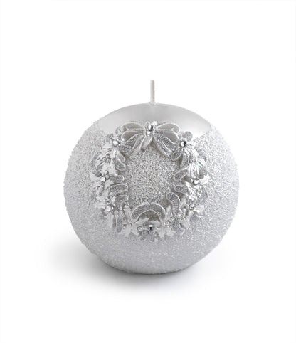 Lumânarea argintie rotundă de Crăciun cu cunună argintie este un element decorativ potrivit pentru mesele festive și pentru amenajările de iarnă. Forma rotundă și accentele argintii pot completa armonios un aranjament de Crăciun alături de crenguțe decorative, figurine, globuri sau alte lumânări. Poate fi așezată pe masa de sărbători, pe o consolă, comodă sau măsuță și poate aduce o atmosferă festivă în living. Este potrivită și ca dar pentru familie, prieteni, colegi sau gazde.