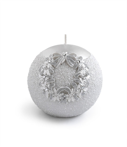 Lumânarea argintie rotundă de Crăciun cu cunună argintie este un element decorativ potrivit pentru mesele festive și pentru amenajările de iarnă. Forma rotundă și accentele argintii pot completa armonios un aranjament de Crăciun alături de crenguțe decorative, figurine, globuri sau alte lumânări. Poate fi așezată pe masa de sărbători, pe o consolă, comodă sau măsuță și poate aduce o atmosferă festivă în living. Este potrivită și ca dar pentru familie, prieteni, colegi sau gazde.