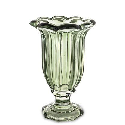 Vază din sticlă masivă cu picior verde, ideală pentru decor modern natural și vibrant. Este perfectă pentru flori mari sau aranjamente elegante, aducând prospețime și stil oricărui spațiu. Se potrivește în living, birou sau spații creative. Cadou excelent pentru casă nouă sau aniversări.