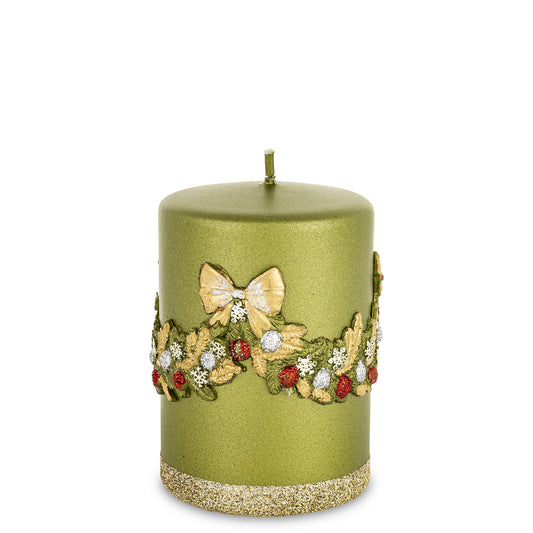 Lumânarea de Crăciun verde cu fonte este potrivită pentru amenajările festive și pentru compozițiile decorative de iarnă. Nuanța verde se integrează natural în decorurile inspirate de brad, pădure și sărbătorile de Crăciun, putând fi combinată cu ornamente aurii, argintii sau naturale. Poate fi așezată pe masa festivă, pe o comodă, consolă, etajeră sau într-un aranjament decorativ de sezon. Este potrivită pentru decorarea casei și poate fi oferită cadou familiei, prietenilor, colegilor