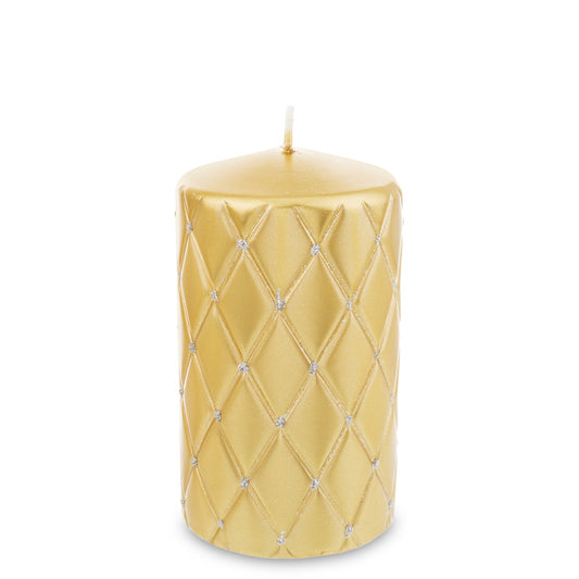 Lumânarea aurie cu sclipici este potrivită pentru decorarea meselor festive și pentru crearea unor compoziții elegante în perioada sărbătorilor. Detaliile strălucitoare pot aduce un accent luminos în living, dining, dormitor sau într-un aranjament decorativ de sezon. Poate fi combinată cu alte lumânări, globuri, figurine și accesorii aurii pentru un decor armonios de Crăciun. Este potrivită atât pentru amenajarea propriei case, cât și pentru a fi oferită cadou de Crăciun
