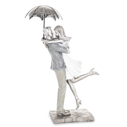 Figurină decorativă cuplu sub umbrelă, simbol al protecției, iubirii și legăturii emoționale profunde. Este ideală pentru decor romantic în casă, aducând emoție și poveste în living sau dormitor. Perfectă ca dar pentru aniversări, nuntă, cununie civilă sau casă nouă.