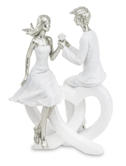 Figurină cuplu pe inimă din rășină, 23x16,5x10,5cm, ornament decorativ romantic și cadou deosebit.