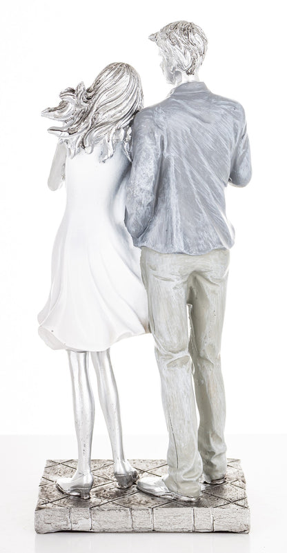 Figurină cuplu cu inimă în brațe decor romantic simbol iubire, ideală cadou aniversare, nuntă și casă nouă.