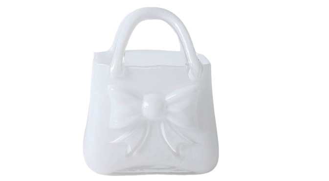 Vază decorativă din sticlă albă în formă de poșetă, concepută pentru interioare luminoase și elegante. Designul său curat adaugă rafinament și simplitate, fiind ideală pentru decor minimalist sau modern. Se potrivește perfect cu flori delicate și este o alegere excelentă pentru cadouri de casă nouă sau decoruri premium.