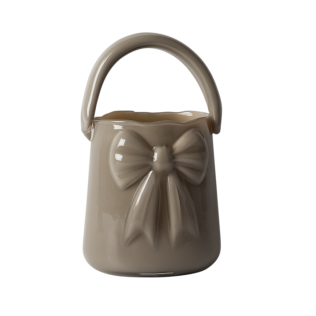 Vază decorativă din sticlă în formă de poșetă bej, o piesă elegantă și neutră care se integrează perfect în orice tip de decor interior. Tonul cald bej o face ideală pentru spații minimaliste, moderne sau naturale. Poate fi folosită cu flori proaspete sau artificiale și adaugă un accent sofisticat fără a încărca vizual încăperea. Este perfectă pentru living, dormitor, birou sau cadouri de casă nouă.