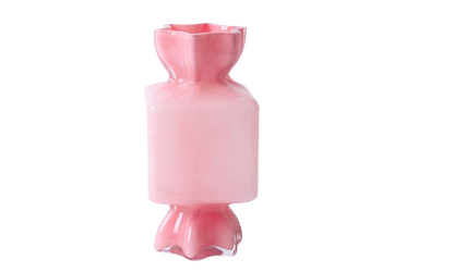 Vază decorativă din sticlă tip bomboană roz, cu design jucăuș și elegant în același timp. Este perfectă pentru decoruri feminine, camere luminoase sau spații creative. Adaugă un accent dulce și modern în orice interior.