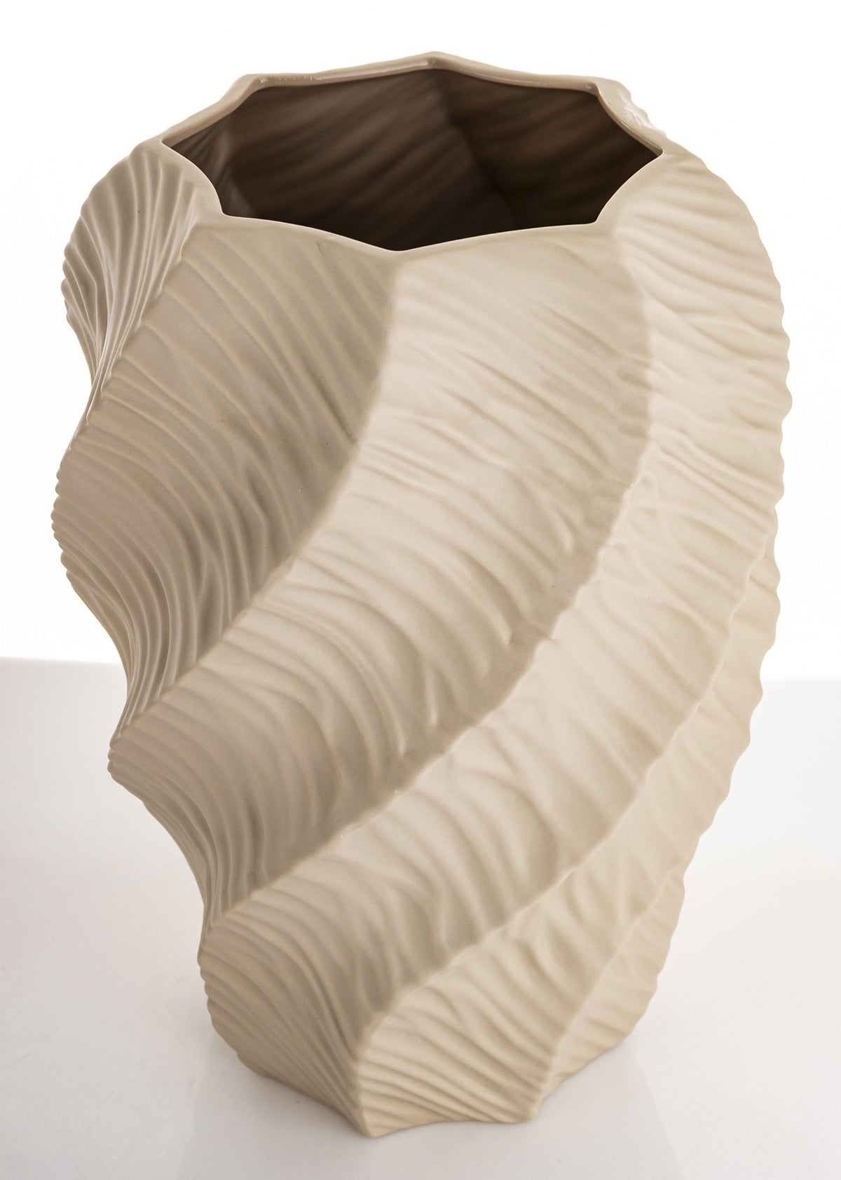 Vază porțelan crem minimalistă modernă, ideală pentru flori și decor interior elegant natural și contemporan.