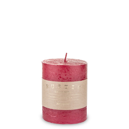 Lumânare roșie antichizată, obiect decorativ pentru decor elegant și mese festive, prezentat ca accent pentru locuință