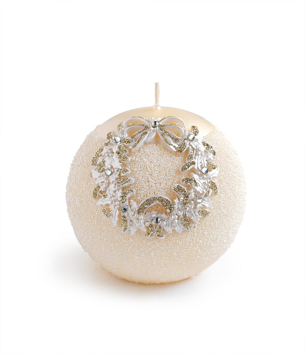 Lumânare crem rotundă Crăciun cunună argintie, obiect decorativ pentru decor elegant și mese festive, prezentat ca accent pentru locuință