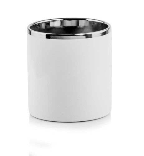 Ghiveci decorativ realizat din ceramică alb argintiu cu design elegant și finisaj sofisticat, ideal pentru plante decorative și flori de interior. Combinația cromatică luminoasă completează armonios decorurile moderne și premium și oferă un accent decorativ rafinat pentru living, dining, birou sau dormitor. Este perfect pentru plante verzi și suculente și poate fi oferit drept cadou elegant pentru casă nouă, aniversări sau persoane pasionate de decor contemporan.