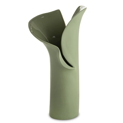 Vază din porțelan verde cu design minimalist modern, perfectă pentru interioare naturale și elegante. Este ideală pentru flori simple sau aranjamente decorative contemporane. Adaugă prospețime și stil în living, dormitor sau birou.