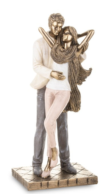 Figurină cuplu cu eșarfă din rășină, 25x11x8 cm, cu detalii delicate și design elegant, perfectă pentru a adăuga un accent romantic și rafinat în living, dormitor sau birou, un obiect decorativ simbolic și potrivit ca dar.