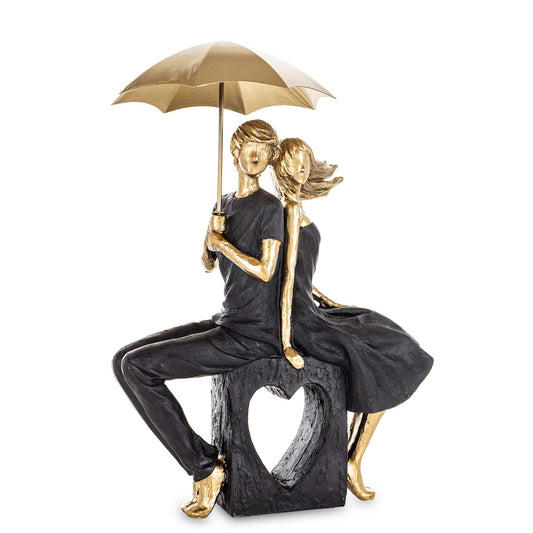 Figurină decorativă cuplu sub umbrelă, simbol al protecției, iubirii și momentelor împărtășite. Este ideală pentru decor romantic în casă, dormitor sau living. O alegere perfectă ca dar pentru aniversări, nuntă, Valentine’s Day sau casă nouă.