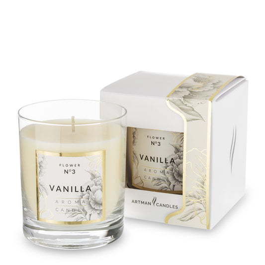 Lumânare parfumată cu aromă de vanilie, ideală pentru a crea o atmosferă caldă, relaxantă și primitoare în casă. Este perfectă pentru seri liniștite, decor de living sau dormitor și poate fi oferită ca dar elegant pentru casă nouă sau aniversări.