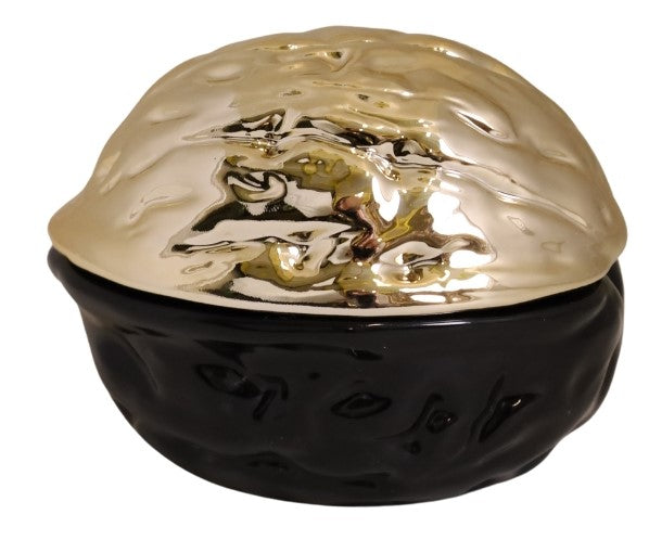 Casetă decorativă pentru bijuterii realizată din ceramică în formă de nucă cu finisaj elegant negru și auriu, creată pentru organizarea rafinată a accesoriilor personale. Este ideală pentru depozitarea inelelor, cerceilor sau obiectelor mici de valoare și adaugă un accent sofisticat dormitorului, dressingului sau măsuței de toaletă. Combinația dintre negru și auriu oferă un aspect premium și modern, perfect pentru persoanele care apreciază decorul elegant și accesoriile luxoase. Este un cadou ideal