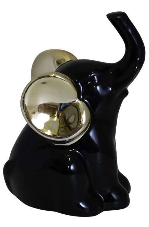 Figurină decorativă elefant realizată în nuanță neagră cu urechi aurii elegante, simbol al prosperității, norocului și puterii. Designul său sofisticat și modern completează perfect decorurile contemporane, glam sau elegante și adaugă personalitate livingului, biroului sau dormitorului. Finisajele premium și contrastul dintre negru și auriu transformă această piesă într-un obiect decorativ rafinat și într-un cadou ideal pentru casă nouă, aniversări