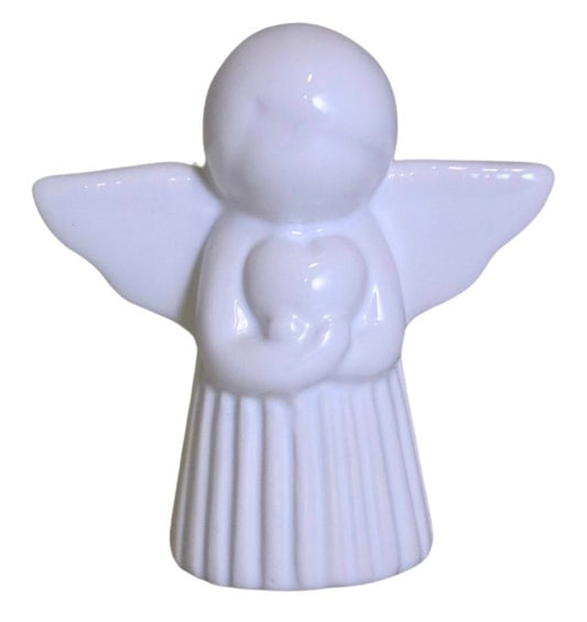 Mini figurină decorativă înger realizată din ceramică albă delicată, creată pentru a aduce liniște, puritate și eleganță oricărui spațiu interior. Este ideală pentru decorarea livingului, dormitorului, biroului sau colțurilor spirituale și se integrează perfect în decoruri moderne, minimaliste sau clasice. Aspectul său elegant și simbolic o transformă într-un cadou emoționant pentru botez, aniversări, Crăciun sau pentru persoane dragi care apreciază decorurile delicate și armonioase.