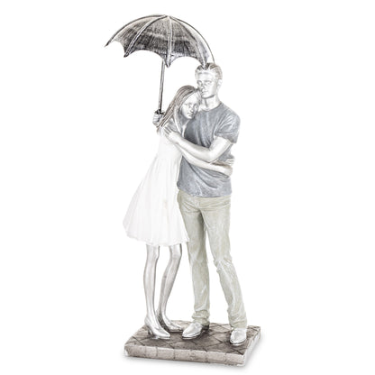 Figurină decorativă cuplu sub umbrelă, simbol al protecției, iubirii și momentelor împărtășite. Este ideală pentru decor romantic în casă, dormitor sau living. O alegere perfectă ca dar pentru aniversări, nuntă, Valentine’s Day sau casă nouă.