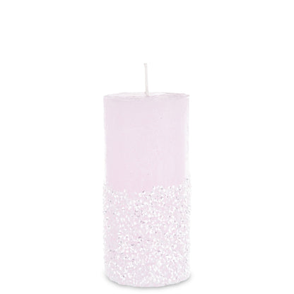 Lumânare decorativă roz cu pietre strălucitoare, ideală pentru decor romantic, feminin și elegant. Creează o atmosferă caldă și relaxantă în living sau dormitor. Perfectă ca dar pentru aniversări, Valentine’s Day, cadou de casă nouă sau surprize speciale pentru persoane dragi.