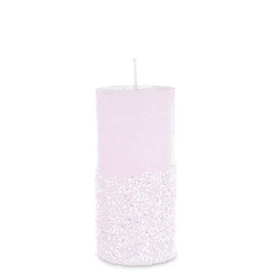 Lumânare decorativă roz cu pietre strălucitoare, ideală pentru decor romantic, feminin și elegant. Creează o atmosferă caldă și relaxantă în living sau dormitor. Perfectă ca dar pentru aniversări, Valentine’s Day, cadou de casă nouă sau surprize speciale pentru persoane dragi.