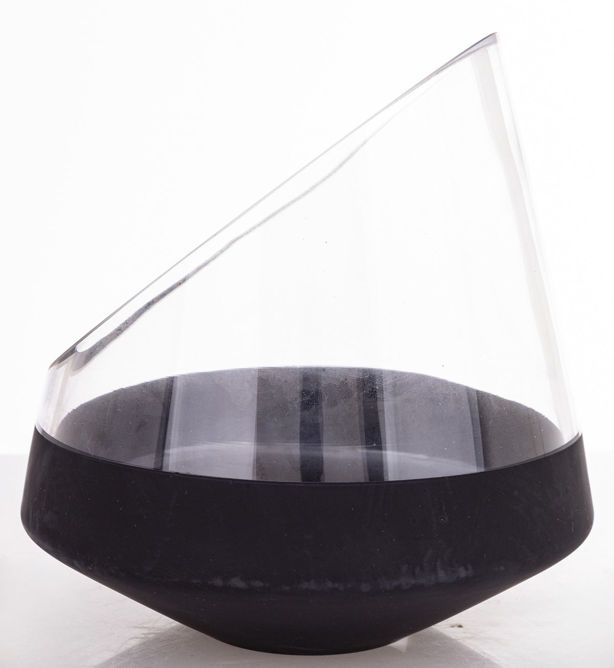 Bol de sticlă decorativ cu bază neagră, ideal casă nouă și decor modern elegant premium.