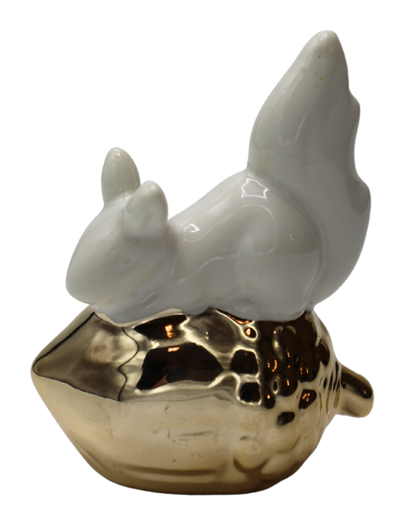Mini figurină decorativă veveriță așezată pe ghindă cu finisaj alb și detalii aurii elegante, creată pentru a aduce un plus de rafinament și căldură oricărui decor interior. Designul delicat inspirat din natură se integrează perfect în decoruri moderne, glam sau clasice și oferă un accent decorativ sofisticat pentru living, birou sau rafturi decorative. Simbol al hărniciei, energiei și prosperității, această figurină este ideală pentru cadouri de casă nouă,