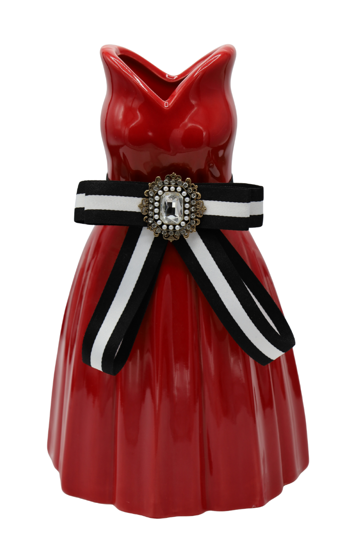 Vază decorativă realizată din ceramică roz în formă de poșetă elegantă, creată pentru decoruri feminine și moderne. Designul său inspirat din accesorii fashion adaugă un accent delicat și sofisticat în living, dormitor, dressing sau birou și completează armonios amenajările contemporane și romantice. Este ideală pentru flori decorative și reprezintă un cadou inspirat pentru aniversări, casă nouă sau persoane pasionate de decor elegant și accesorii premium.
