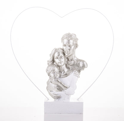 Figurină familie cu un copil în cadru inimă 29x28x6,5 cm