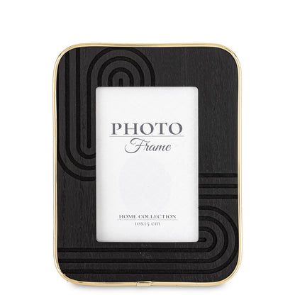 Ramă foto elegantă negru cu detalii aurii, perfectă pentru expunerea amintirilor într-un stil sofisticat. Este ideală pentru living, birou sau dormitor și adaugă un accent premium decorului. O alegere excelentă pentru cadouri de casă nouă sau aniversări.