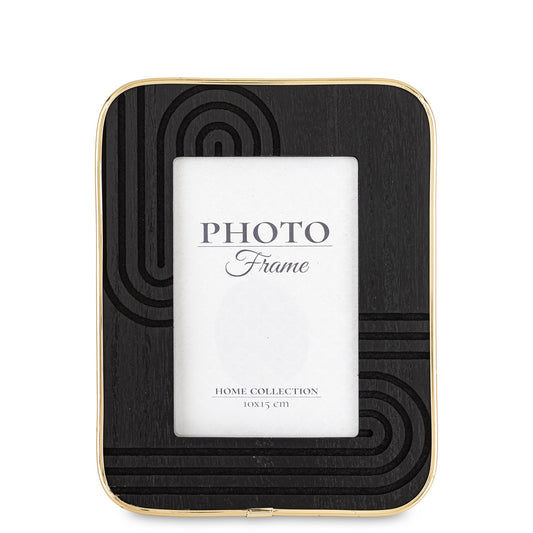 Ramă foto elegantă negru cu detalii aurii, perfectă pentru expunerea amintirilor într-un stil sofisticat. Este ideală pentru living, birou sau dormitor și adaugă un accent premium decorului. O alegere excelentă pentru cadouri de casă nouă sau aniversări.