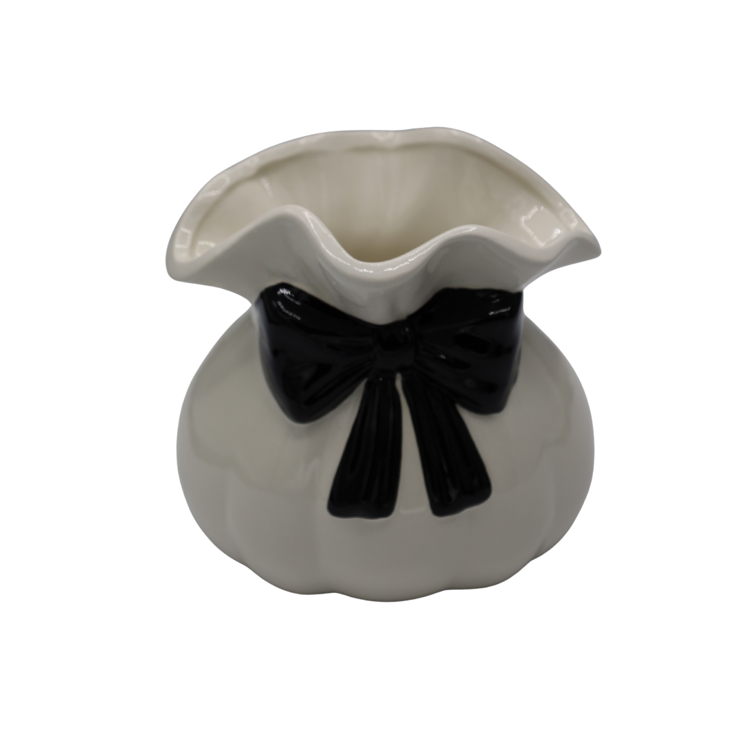 Vază decorativă realizată din ceramică albă cu detalii elegante negre tip fontă, creată pentru interioare moderne și sofisticate. Contrastul cromatic oferă personalitate și stil oricărui decor și transformă această piesă într-un accesoriu perfect pentru living, dining, dormitor sau birou. Este ideală pentru flori naturale, flori artificiale sau aranjamente decorative și completează armonios decorurile contemporane și minimaliste.