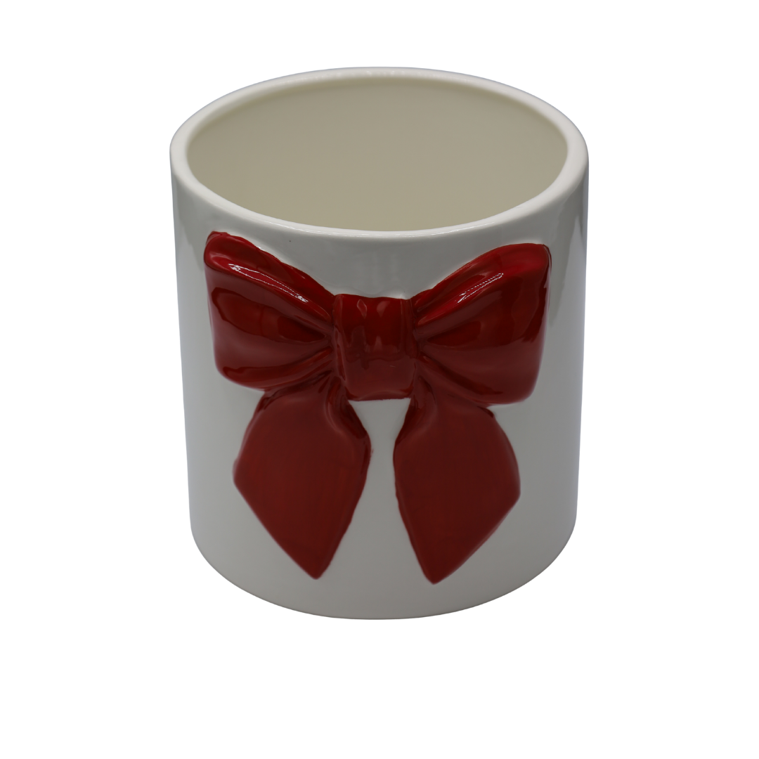 Ghiveci decorativ realizat din ceramică albă cu detalii roșii tip fontă, ideal pentru plante decorative, flori sau suculente. Designul elegant și contrastul cromatic oferă personalitate și stil oricărui spațiu interior și completează armonios decorurile moderne, romantice sau creative. Este perfect pentru living, bucătărie, dormitor sau birou și poate fi oferit drept cadou la casă nouă, aniversări sau pentru iubitorii de plante și accesorii decorative elegante.