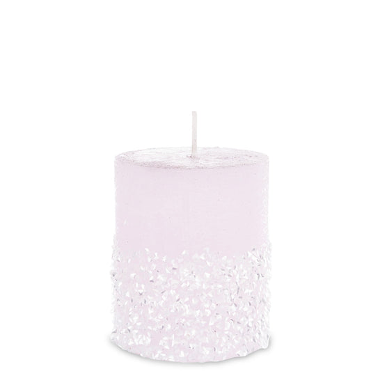 Lumânare decorativă roz cu pietre strălucitoare, ideală pentru decor romantic, feminin și elegant. Creează o atmosferă caldă și relaxantă în living sau dormitor. Perfectă ca dar pentru aniversări, Valentine’s Day, cadou de casă nouă sau surprize speciale pentru persoane dragi.