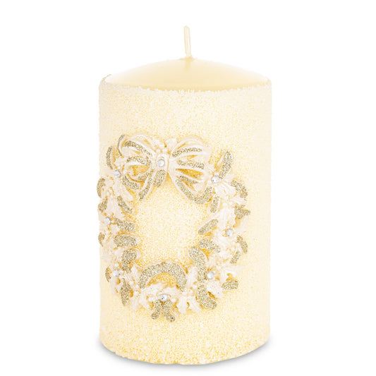 Lumânare de Crăciun albă cu cunună, obiect decorativ pentru decor elegant și mese festive, prezentat ca accent pentru locuință