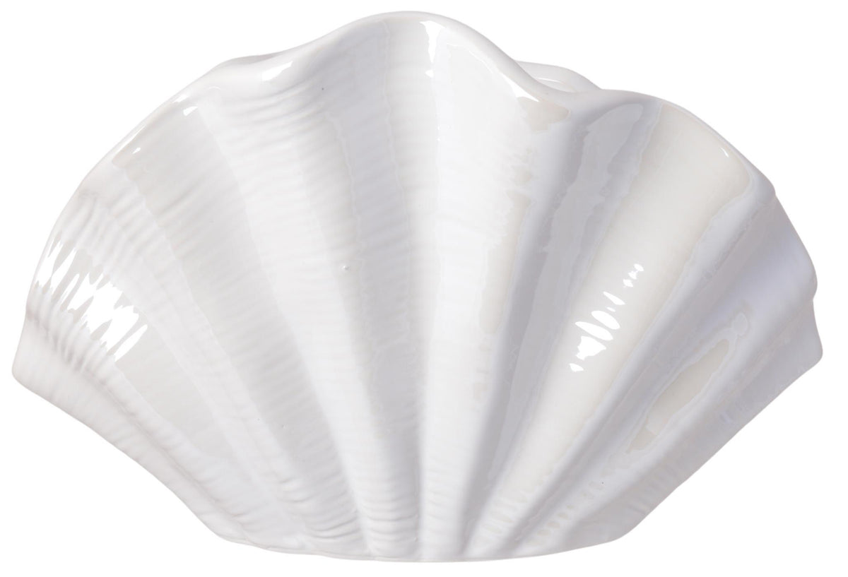 Scoică decorativă realizată din ceramică cu finisaj bleumarin metalizat, creată pentru a aduce eleganță și rafinament în orice spațiu interior. Inspirată de frumusețea elementelor marine, această piesă decorativă este ideală pentru living, baie, dormitor sau birou și oferă un accent modern și sofisticat decorului. Finisajul metalizat reflectă lumina într-un mod elegant și transformă această scoică într-un obiect decorativ de impact. Este potrivită pentru interioare moderne, glam sau contemporane