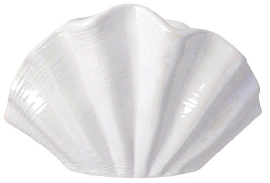 Scoică decorativă realizată din ceramică cu finisaj bleumarin metalizat, creată pentru a aduce eleganță și rafinament în orice spațiu interior. Inspirată de frumusețea elementelor marine, această piesă decorativă este ideală pentru living, baie, dormitor sau birou și oferă un accent modern și sofisticat decorului. Finisajul metalizat reflectă lumina într-un mod elegant și transformă această scoică într-un obiect decorativ de impact. Este potrivită pentru interioare moderne, glam sau contemporane