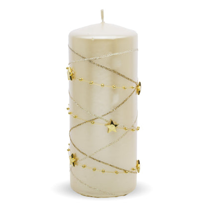 Lumânare mare cu stele aurii, obiect decorativ pentru decor elegant și mese festive, prezentat ca accent pentru locuință
