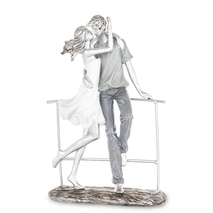 Figurină decorativă cuplu îmbrățișați, simbol al iubirii profunde, al stabilității și al conexiunii emoționale. Este ideală pentru decor romantic în casă, aducând căldură și emoție în living sau dormitor. Perfectă ca dar pentru aniversări, nuntă, Valentine’s Day sau casă nouă.