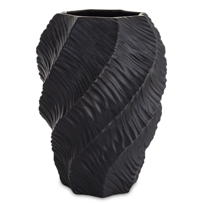 Vază din porțelan negru cu design minimalist modern, ideală pentru interioare sofisticate și elegante. Creează un contrast puternic și rafinat, fiind perfectă pentru flori simple sau aranjamente contemporane. Este o piesă statement pentru living, birou sau spații premium.