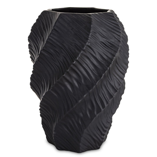 Vază din porțelan negru cu design minimalist modern, ideală pentru interioare sofisticate și elegante. Creează un contrast puternic și rafinat, fiind perfectă pentru flori simple sau aranjamente contemporane. Este o piesă statement pentru living, birou sau spații premium.