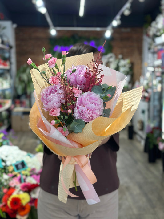 Buchet romantic cu bujori roz, garoafe și eucalipt – Mentha Flowers Reșița