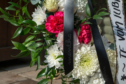 Detaliu al coroanei funerare - Flori albe și roz