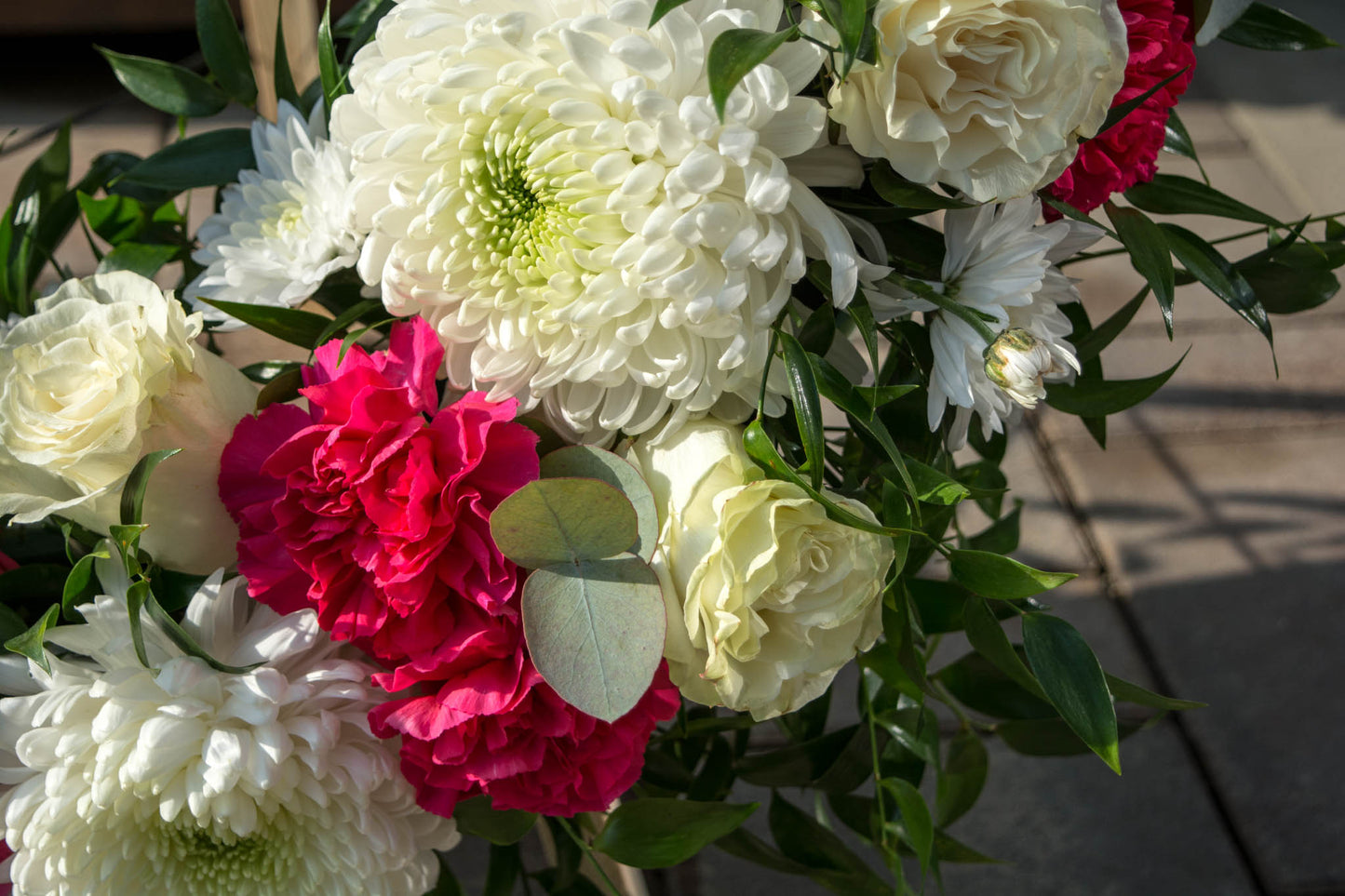 flori proaspete și elegante în coroana funerară - mentha, florărie Reșița