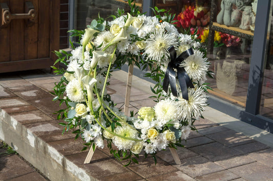 Detaliu coroană funerară 'Alb Spre Infinit': crizanteme elegante și trandafiri albi, simboluri ale purității, cu livrare GRATUITĂ în Resita.