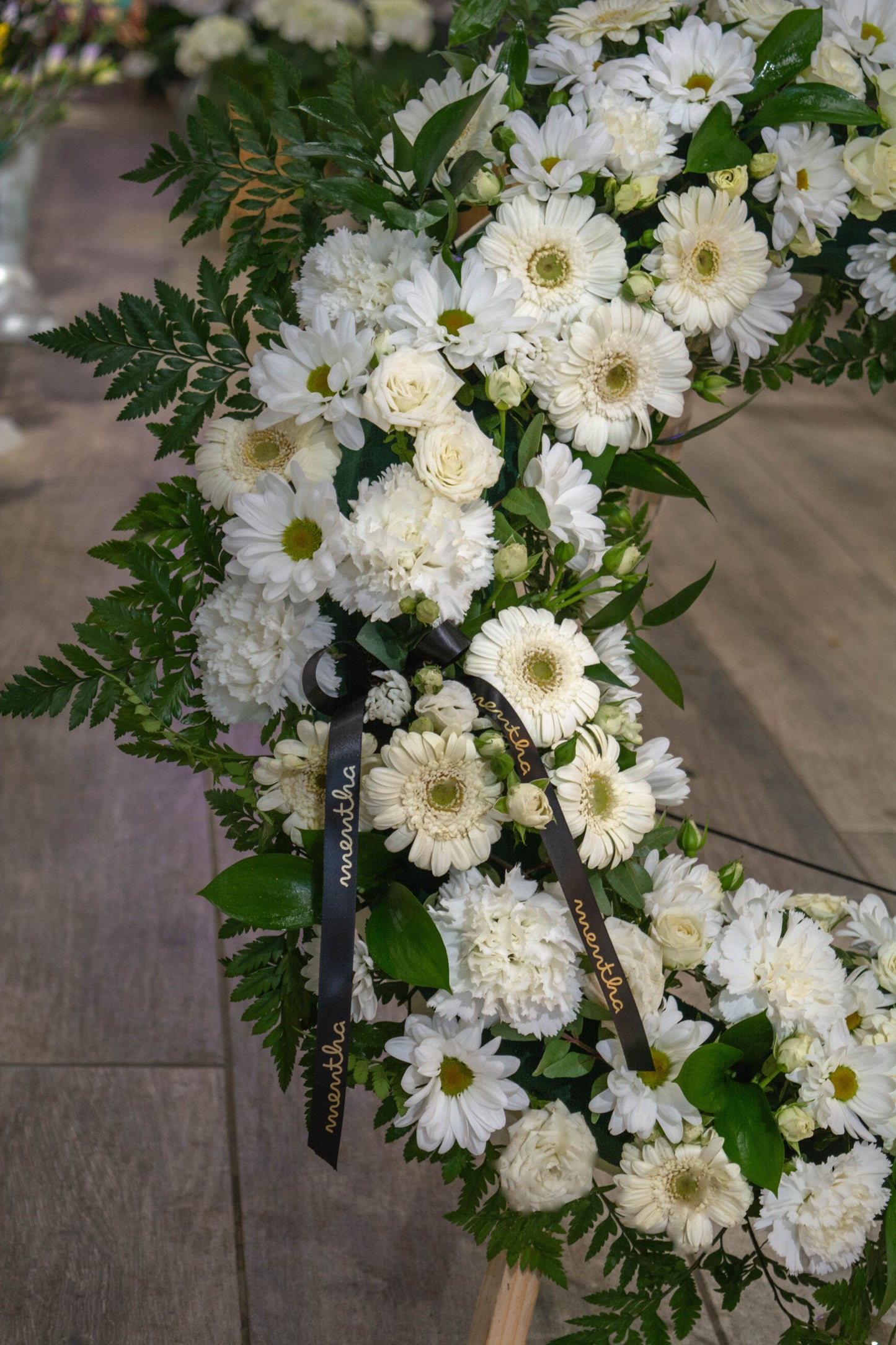 Petală cu petală, o poveste de alb imaculat: privire de aproape la aceste flori distinse, simbolizând liniștea și reverența, cu livrare GRATUITĂ în Resita